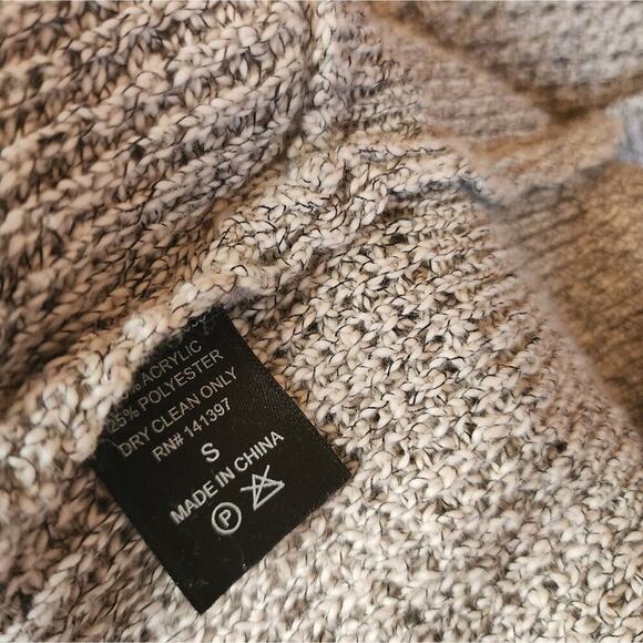 ASTR THE LABEL STEPHANIE SURPLICE SWEATER SIZE SMALL - Picture 3 of 6